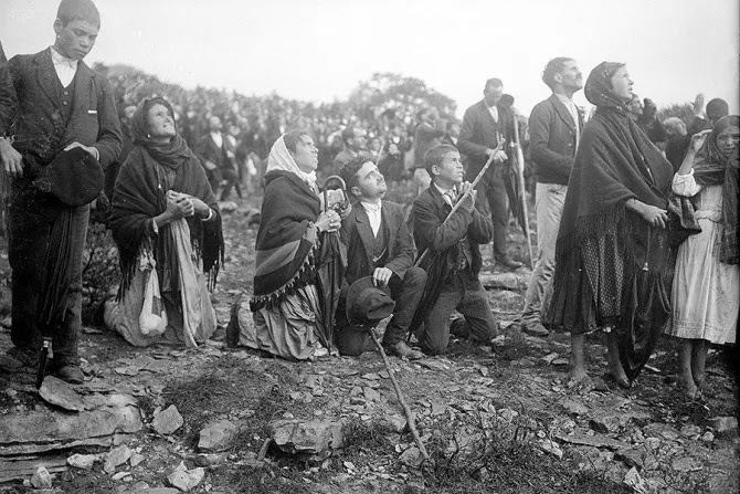 Đám đông chứng kiến Phép lạ Mặt trời, xảy ra trong lần Đức Mẹ hiện ra ở Fatima vào năm 1917 (Ảnh: Public domain)