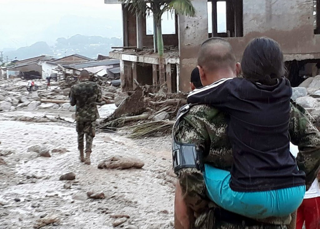 La avalancha se produjo alrededor de las 23.30 locales por el desbordamiento de los ríos Mocoa, Mulato y Sangoyaco, explicó el Ejército en un comunicado (EFE)