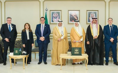 Air Products Regional Leaders pictured with Abdulrahman Almogbel, General Manager, Ministry of Human Resources & Social Development (MOHR); the Prince of the Eastern Province, His Royal Highness Prince Saud bin Nayef bin Abdulaziz Al Saud; and ENG. Majed Al-Otaibi, Chairman of the Saudi Council of Engineers (SCE).