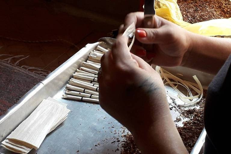 Trabalhadores informais produzem cigarros de palha no interior de Minas Gerais