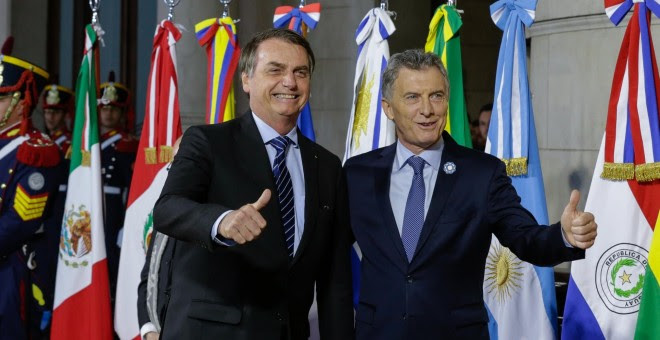 17-07-2019. Mauricio Macri, presidente de Argentina, y Jair Bolsonaro, presidente de Brasil, señalan con el pulgar hacia arriba al comienzo de la Cumbre del Mercosur. Isac Nobrega / Palacio Planalto