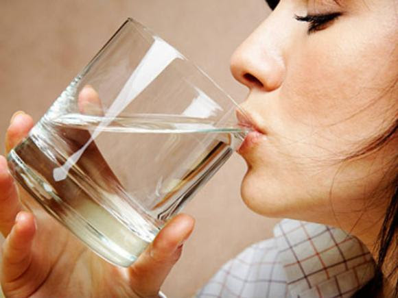 uống nước, uống nước khi đói, uống nước khi đói chữa bệnh, nước