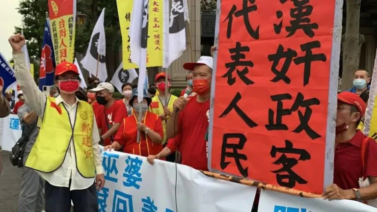 شاهد احتجاجات ومظاهرات في تايوان على زيارة بيلوسي