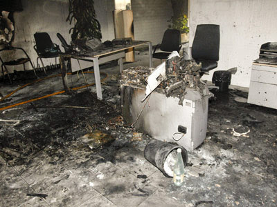 Estado en el que quedó la oficina de Caja Rural de Almassora después de que una mujer se prendiera fuego a lo bonzo en su interior, en febrero de 2013.EFE.