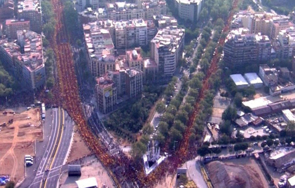 Vista aérea de la V formada por los manifestantes en la Diada.