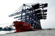一艘大型货船停靠在中国远洋运输集团的码头上，船上装载着五辆起重机，用来扩建希腊比雷埃夫斯港的码头。