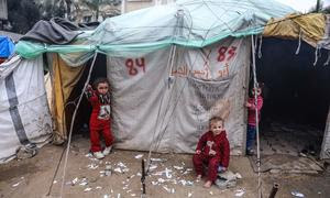 Маленькие дети стоят возле временного убежища в Рафахе.