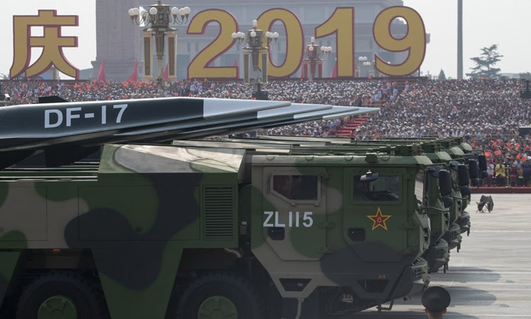 Tên lửa DF-17 của Trung Quốc tại lễ duyệt binh mừng 70 năm quốc khánh tháng 10/2019. Ảnh: AP.