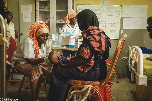Personal del Ministerio de Salud en el hospital midiendo la circunferencia del brazo medio superior de un niño durante un examen de desnutrición en el centro de alimentación terapéutica para pacientes hospitalizados (ITFC) en el hospital Dupti, región de Afar.