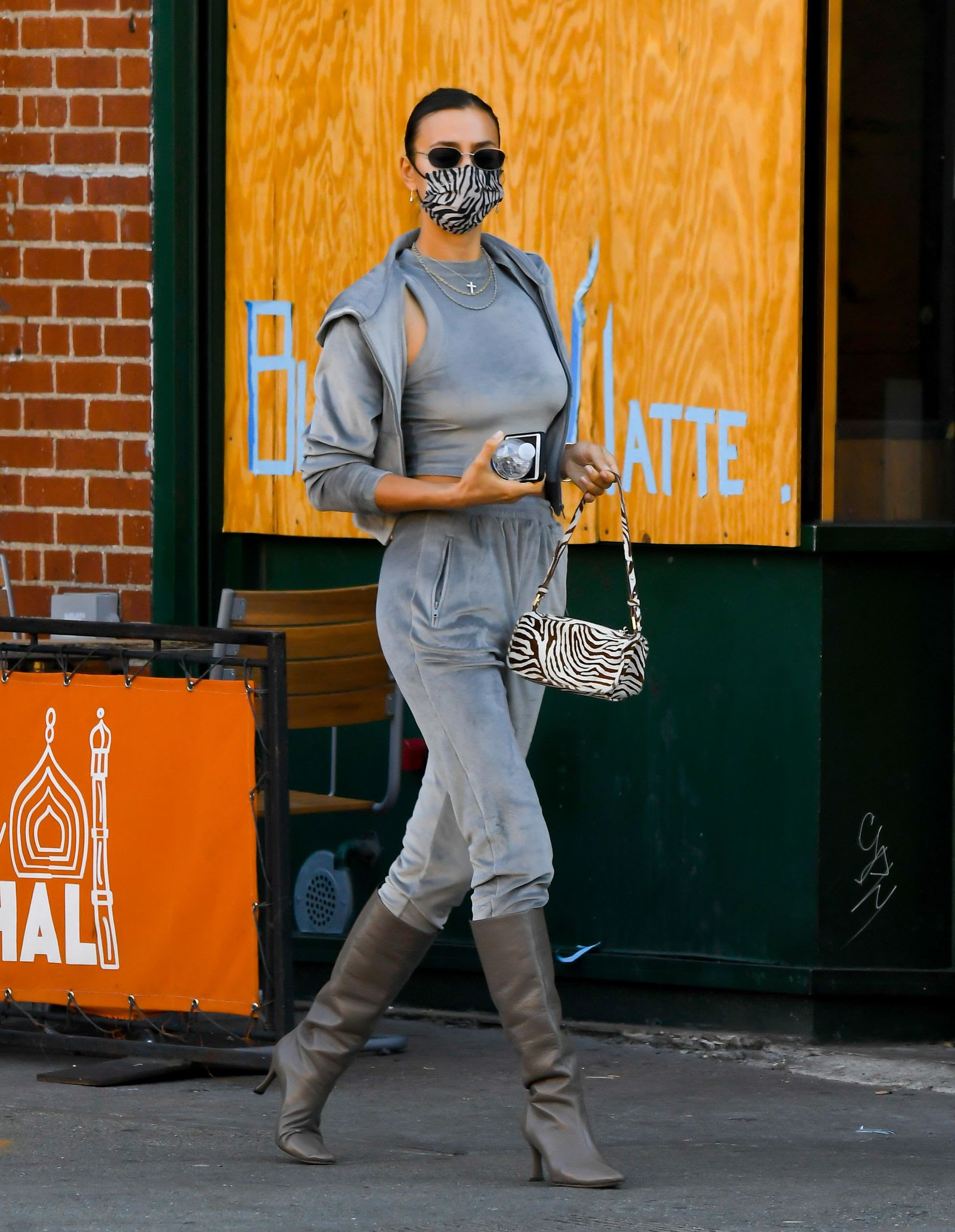Irina Shayk con conjunto de terciopelo