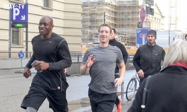 Sau khi bị IS dọa giết, Mark Zuckerberg tăng thêm số vệ sĩ bảo vệ. Hiện tại, có ít nhất 16 vệ sĩ thường xuyên bảo vệ Zuckerberg trong mọi tình huống khẩn cấp. Trong buổi chạy ngày 25.2 tại Berlin Đức, có tới 5 tùy tùng chạy hộ tống ông chủ Facebook.,ông chủ facebook,Mark Zuckerberg,khủng bố is