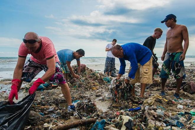 Hàng chục khách Tây dọn rác trên biển Mũi Né