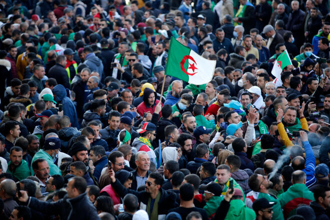 Des milliers de personnes ont manifesté le 16 février 2021, à Kherrata, berceau du Hirak, où ont éclaté il y a deux ans les premières manifestations contre le pouvoir algérien. © AFP