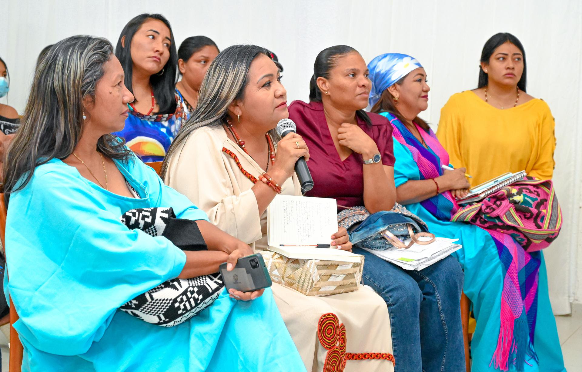 Artesanas wayuu y asistentes al foro