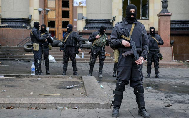 Hombres armados montan guardia en las administraciones regionales de Kharkiv.