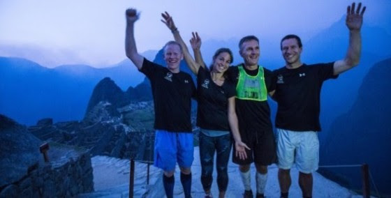 Dan Berlin (de colete verde) superou todos os limites e tornou-se primeiro atleta cego a terminar o trajeto de mais de 40km até Machu Picchu