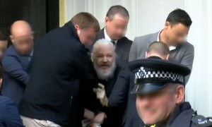 Momento de la detención de Julian Assange. - RT (Youtube)