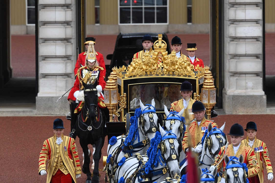 Vua Charles III của Vương quốc Anh và Hoàng hậu Camilla.  EFE/EPA/Hội trường Neil