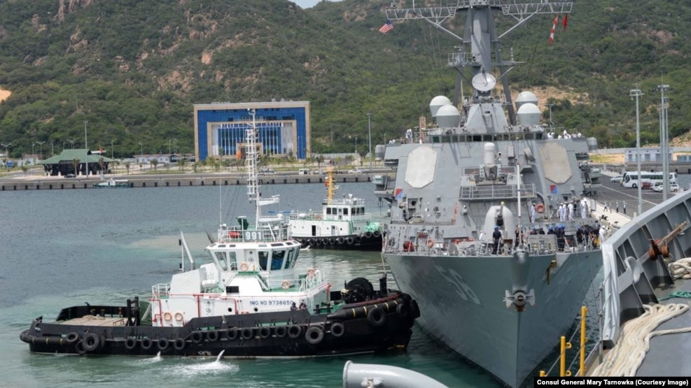 Tàu khu trục tên lửa dẫn đường USS John S. McCain tại cảng Cam Ranh. 