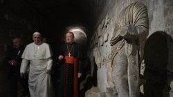 Papa Francesco in visita alle catacombe di Priscilla in via Salaria nel 2019