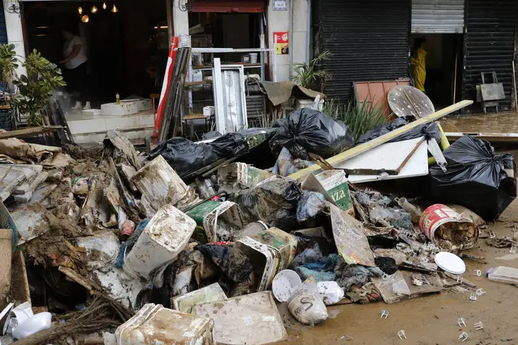 Fernando Frazão/Agência Brasil Destruição nas lojas da Rua do Imperador, causada pela lama de deslizamentos de terra durante chuvas em Petrópolis.