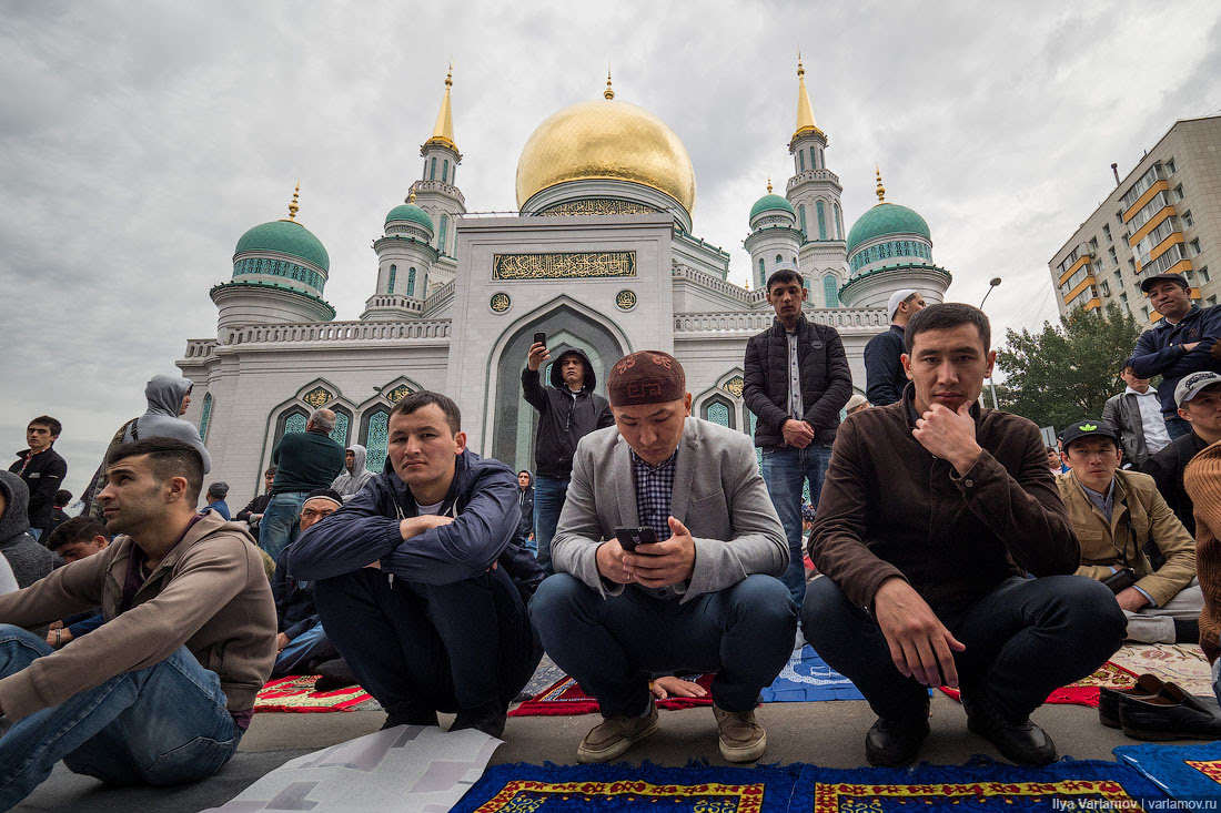 Мусульмане в москве. Соборная мечеть Москва Ураза байрам. Проспект мира мечеть в Рамадан. Московская Московская мечеть Ураза байрам намаз.