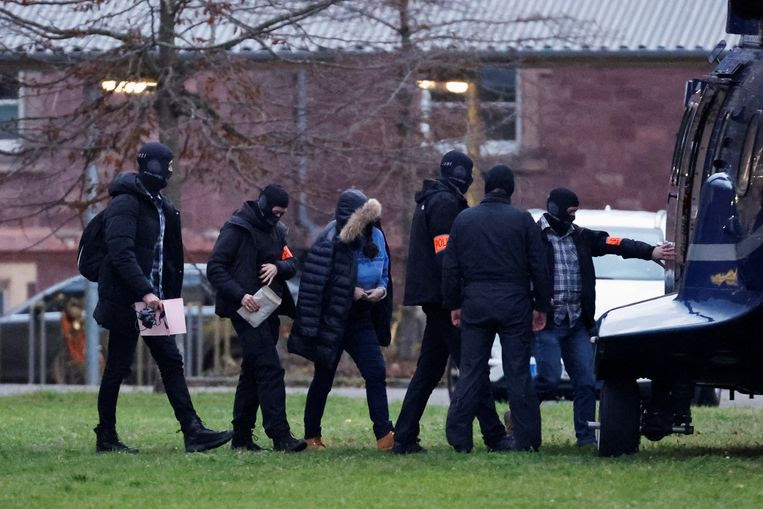 De Duitse politie in Karlsruhe escorteert een verdachte van deelname aan de coupplannen naar een helikopter.  Beeld Reuters