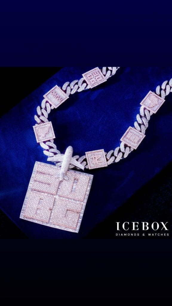 Davido débourse 410 000 dollars pour un collier en diamants pour son fils (photos)