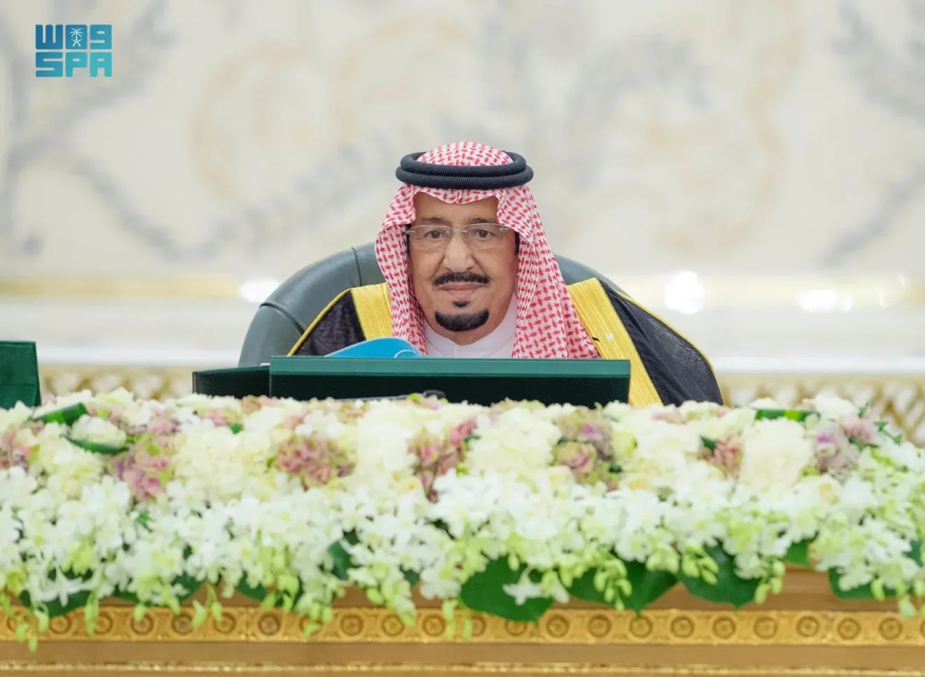 بالصور: خادم الحرمين يرأس جلسة ⁧‫مجلس الوزراء في قصر السلام بجدة ويتخذ عدداً من القرارات