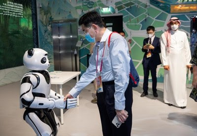 Commissioner-General of the Singapore Pavilion shakes hands with UBTECH Panda Robot (Photo by China Council for the Promotion of International Trade)