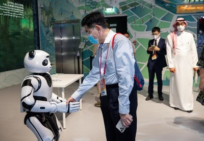 Commissioner-General of the Singapore Pavilion shakes hands with UBTECH Panda Robot (Photo by China Council for the Promotion of International Trade) Commissioner-General of the Singapore Pavilion shakes hands with UBTECH Panda Robot (Photo by China Council for the Promotion of International Trade)