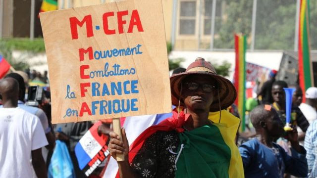 Plusieurs dizaines de Maliens organisent une manifestation contre la France sur la place de l'Indépendance lors du 60e anniversaire de l'indépendance du Mali vis-à-vis de la France à Bamako, au Mali, le 22 septembre 2020.