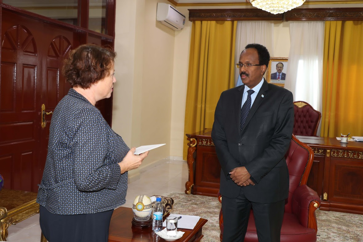 Madaxweyne Farmaajo oo waraaqaha aqoonsiga ka gudoomay safiirka cusub ee Dowladda France u qaabilsan Somalia Cali Ducale-8