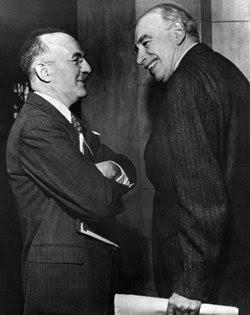 John Maynard Keynes (derecha) y Harry Dexter White en la Conferencia de Bretton Woods, celebrada en 1944. John Maynard Keynes (derecha) y Harry Dexter White en la Conferencia de Bretton Woods, celebrada en 1944.