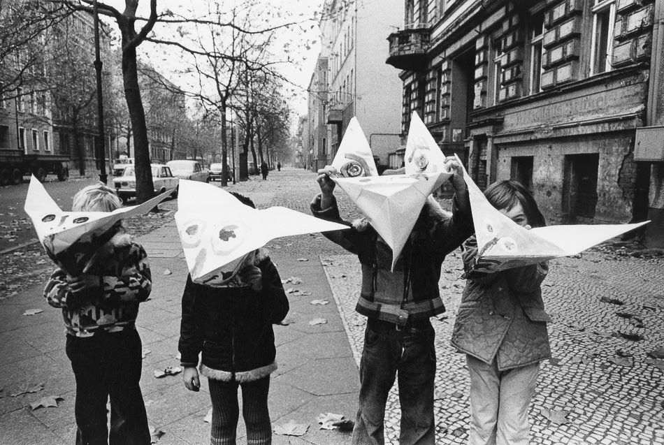 Roger Melis (DDR), Kinder in der Kollwitzstraße (‘Children in Kollwitzstraße’), 1974.