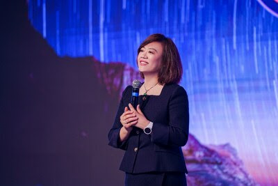 Jacqueline Shi açılış konuşmasını yapıyor