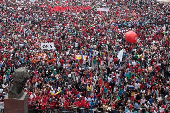 El pueblo acudió a la sede del Consejo Nacional Electoral para apoyar a Maduro. Foto: @PresidencialVen/ Twitter.