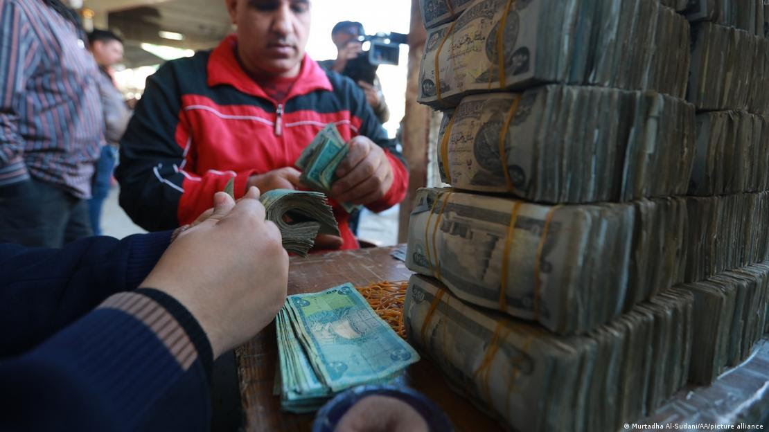 Cambistas compram e vendem dólar em Bagdá