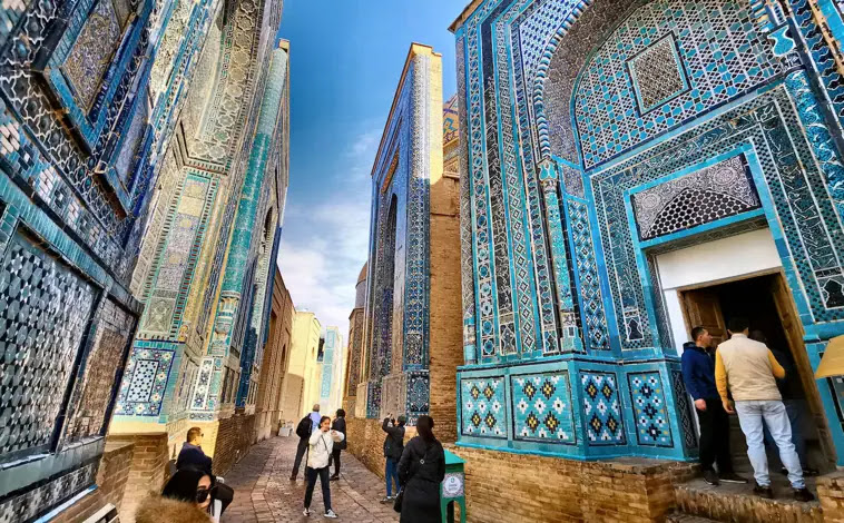 Imagen principal - En la foto superior, el Mausoleo Shah i Zinda (en persa 'Rey Viviente'). Lo más llamativo es una estrecha calle donde se alzan a ambos lados veinte suntuosos edificios de los siglos XI al XIX. A la izquierda, el Complejo Silk Road Samarkand con el telón de fondo de los Montes Fann de la cordillera de Pamir. A la derecha, una quimera (monstruo imaginario) a la entrada de Buyuk. 