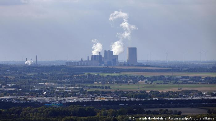 Fumaça saiu de usina de carvão na região de Colônia, na Alemanha