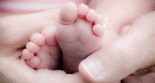 newborn-baby-feet-pexels