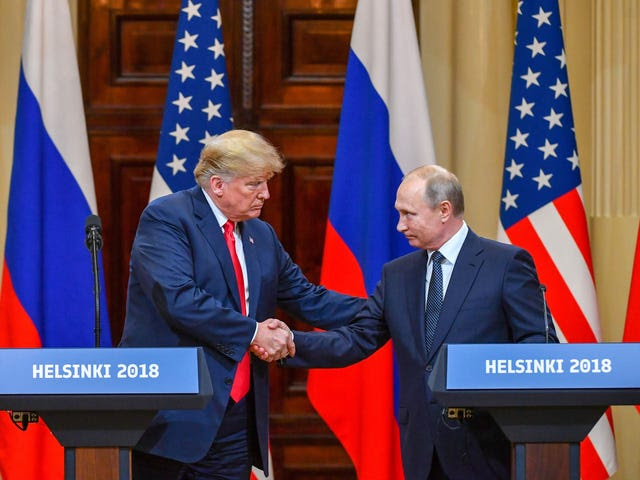 El presidente de Estados Unidos, Donald Trump, izquierda, estrecha la mano del presidente ruso, Vladimir Putin, en su conferencia de prensa conjunta el lunes en Finlandia.