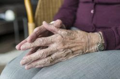 Ancianos que viven solos frente al coronavirus: más asistencia telefónica, menos visitas y colaboración ciudadana