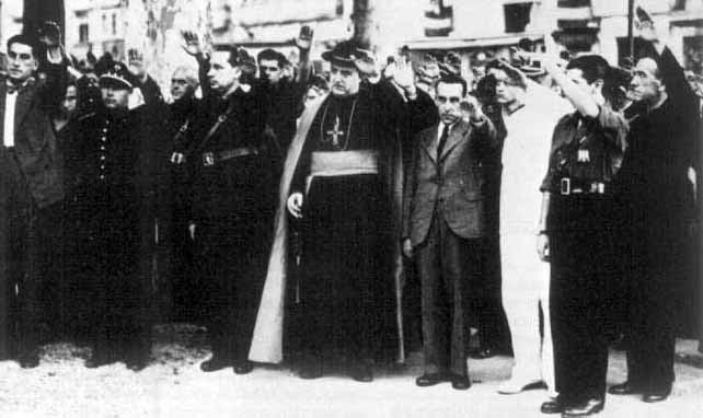 El obispo de Málaga hace el saludo fascista tras la entrada de las tropas franquistas en la ciudad.