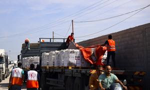 Грузовики с гуманитарной помощью готовятся к въезду в Газу через КПП Рафах.