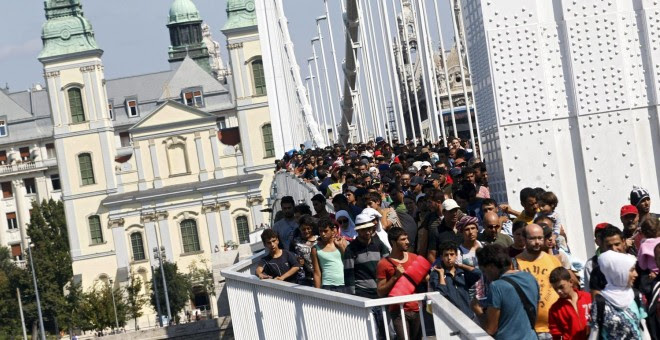 Refugiados cruzan el Elisabeth Bridge de Budapest en Hungría. EFE