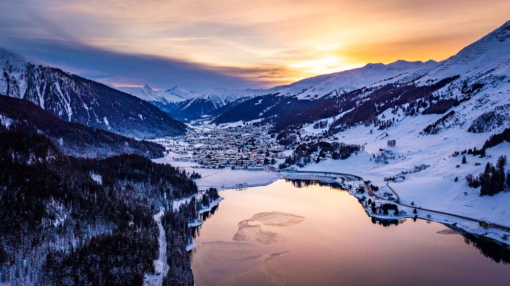 plan d'eau près de la montagne couverte de neige