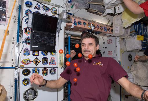 Mikhail Kornienko, a bordo de la EEI en 2010, jugando con unos tomates