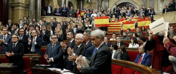 Catalan acting President Artur Mas (L) applauds while Catalonia's regional government reacts after voting in favor of a resolution to split from Spain at Parlament de Catalunya in Barcelona, Spain, November 9, 2015. The declaration on secession, the first step which pro-independence parties hope will lead to the northeastern region splitting from Spain within 18 months, was backed by a majority in the regional parliament. REUTERS/Albert Gea