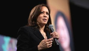UH-OH! Kamala Pays Visit to Walter Reed After Meeting with ȻOVID Positive Lawmakers